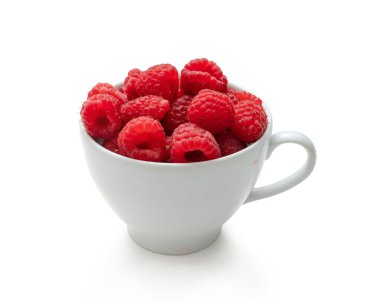 Bir fincan dolusu ahududu. izole edilmiş beyaz arkaplan