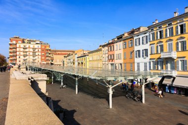 Parma, İtalya _ 04 Ekim 2022 tarihsel Parma merkezinde Ghiaia pazarı manzarası