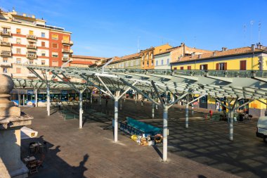 Parma, İtalya _ 04 Ekim 2022 tarihsel Parma merkezinde Ghiaia pazarı manzarası