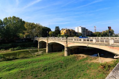 Parma, İtalya _ 04 Ekim 2022 Parma 'daki Giuseppe Verdi Köprüsü manzaralı