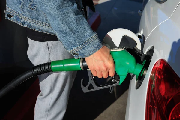 Benzin doldurma oranı benzin istasyonunda.