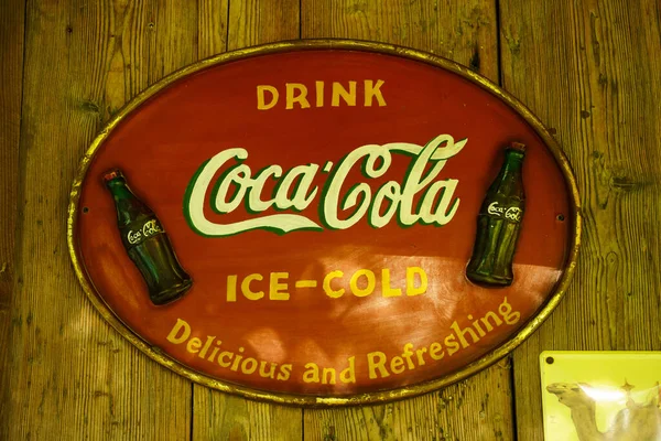 Udine İtalya _ 08 Ekim 2022 Coca Cola işareti. vintage