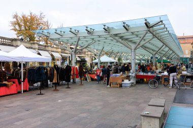 Parma, İtalya _ 04 Ekim 2022 Parma Piazza Ghiaia bit pazarı