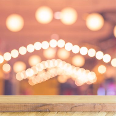 Odaklanamayan ışıklarla parlayan Noel arkaplanı. Kare arkaplanda ürün gösterimi için tahta tablo.