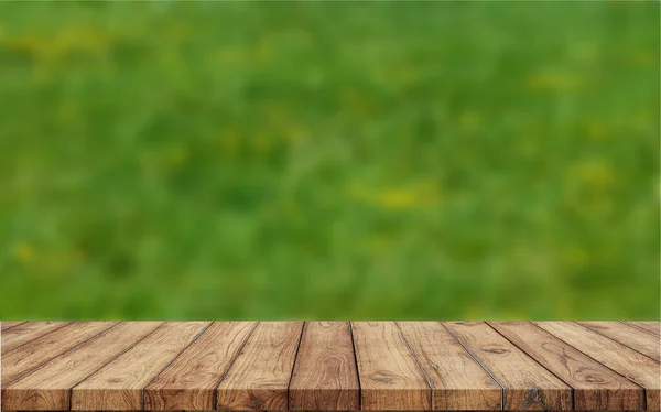 Zamazane Tło Wypełnione Zielonymi Liśćmi Pusty Drewniany Stół Montażu Wyświetlacza — Zdjęcie stockowe