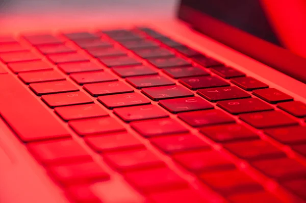 Laptop-Tastatur aus nächster Nähe mit RGB-Beleuchtung, Seitenansicht — Stockfoto