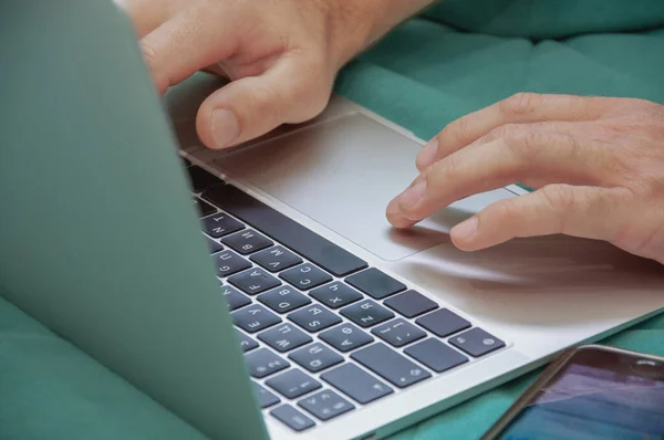 Mann tippt auf Laptop Hände auf Tastatur Nahaufnahme freiberufliches Konzept — Stockfoto