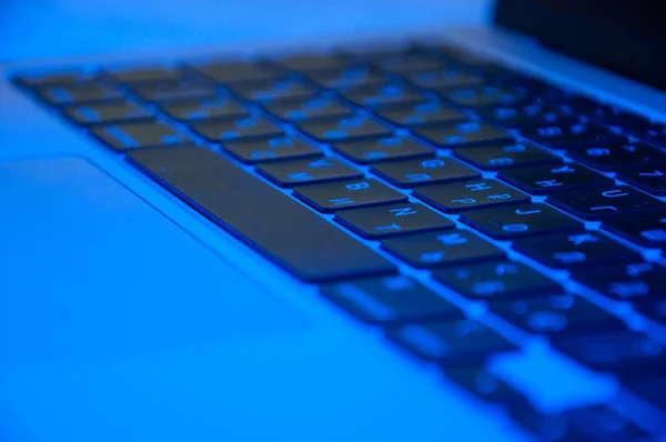 Tastatur-Nahaufnahme mit RGB-Hintergrundbeleuchtung — Stockfoto