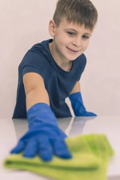 Kleine jongen maakt het huis schoon — Stockfoto