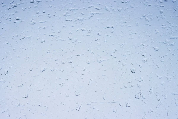 Gocce d'acqua su texture vetro di sfondo è coperto con acqua — Foto Stock
