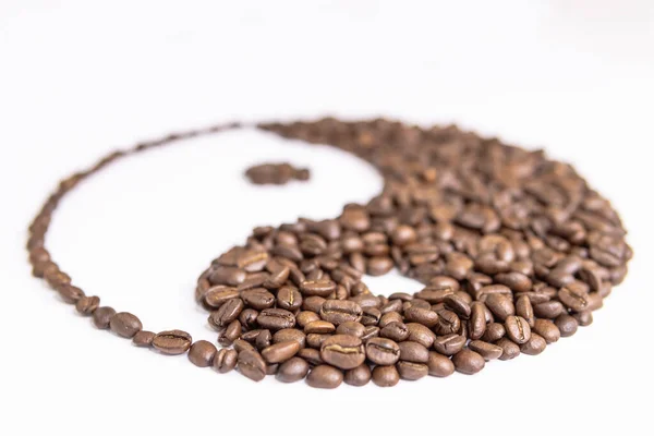 Yin yang sinal feito por grãos de café no fundo branco — Fotografia de Stock