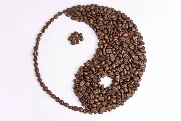 Signo yin yang hecho por granos de café sobre fondo blanco — Foto de Stock