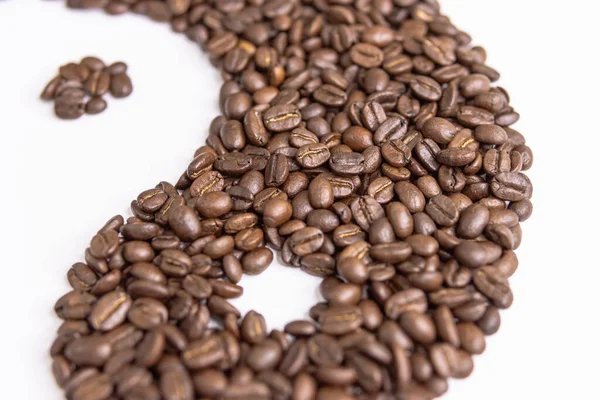 Yin yang sinal feito por grãos de café no fundo branco, tiro macro — Fotografia de Stock