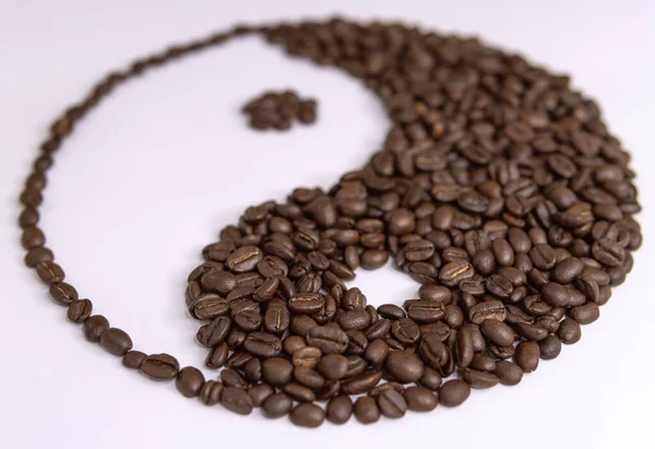 Signo yin yang hecho por granos de café sobre fondo blanco — Foto de Stock