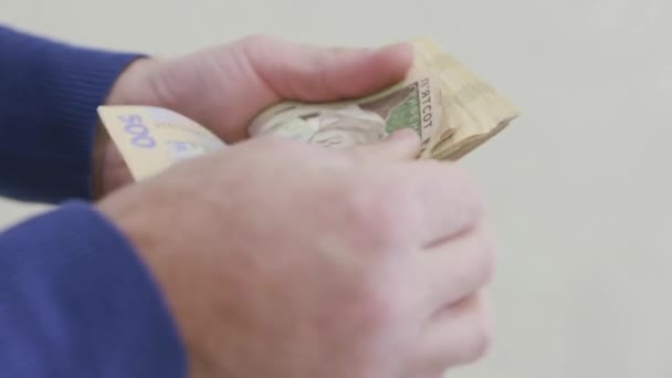Człowiek liczy ukraińskie pieniądze za 500 UAH. — Wideo stockowe