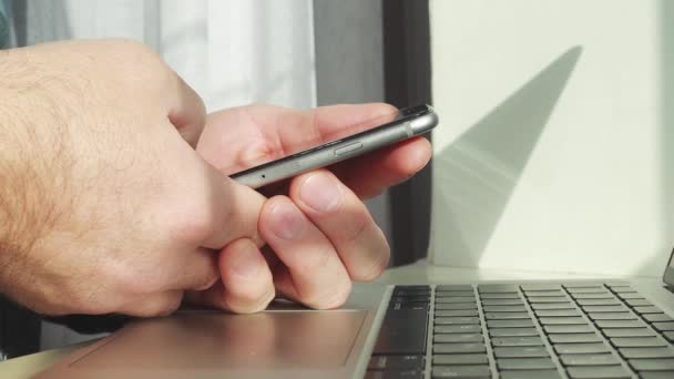 Primer plano de vídeo hombre de negocios hojeando el libro de llamadas en el teléfono — Vídeos de Stock