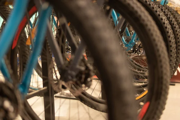 Räder von einem Fahrrad in Großaufnahme. Viele Fahrräder im Laden — Stockfoto