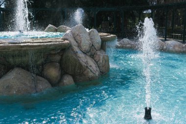 Şehir merkezinde şeffaf su ve fotoğrafla dolu büyük bir çeşme.