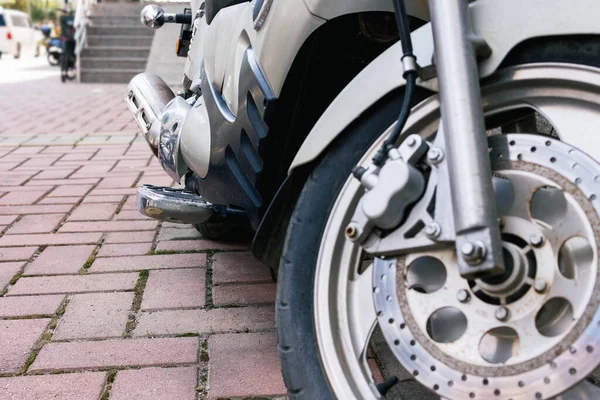 Neues Motorrad mit Metallteilen und großen Rädern, Ansicht von unten — Stockfoto