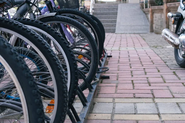 Parken mit Fahrrädern auf der Straße, am Eingang zum Geschäft. — Stockfoto