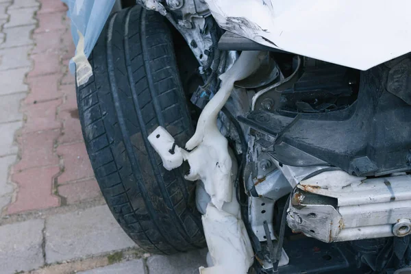 Auto nach einem Unfall in hundert, um die Motorhaube zu reparieren — Stockfoto