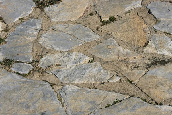 Camino en el patio hecho a mano de piedras de varias formas.close up — Foto de Stock