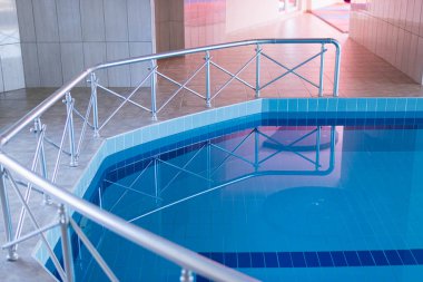 Kapalı havuz sağlıklı bir konsept. Spa merkezinde lüks havuz.