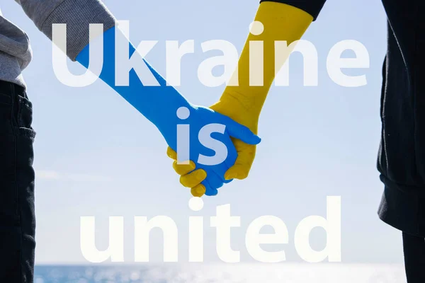 Украина любит концепцию. Держите руки окрашены в цвета желтый и синий. — стоковое фото