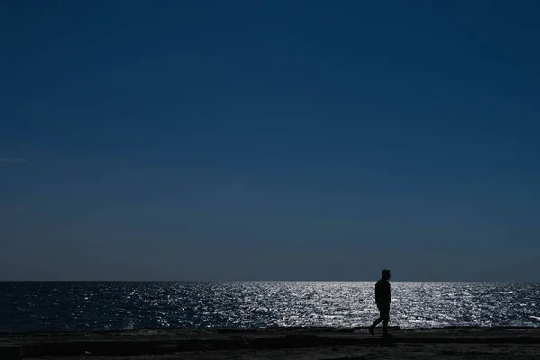 电话与大海的背景。晚上对着晚上 — 图库照片