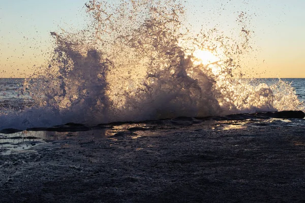 Vlny na pobřeží při západu slunce, tam je místo pro nápis, — Stock fotografie