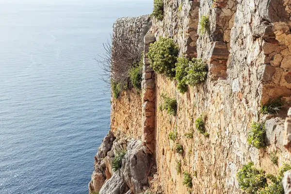 Vue latérale de la clôture de l'ancienne forteresse sépare la mer là — Photo