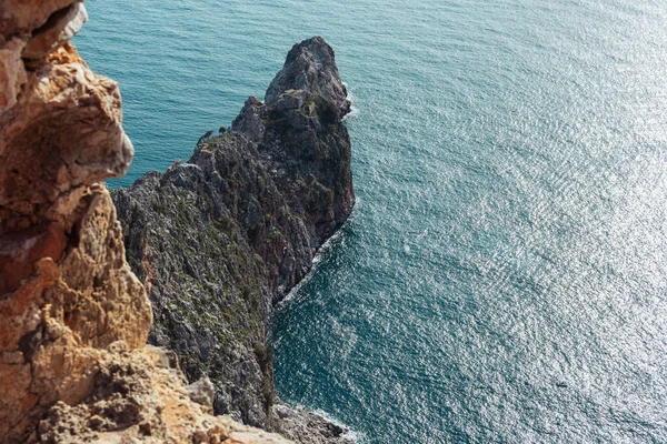Вид сверху на скалу и море, красивый пейзаж и фон — стоковое фото