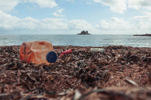 Мусор на берегу моря, пластиковые бутылки крупным планом. Концепция — стоковое фото