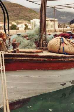 Teknede balık yakalamak için ağ manzaralı bir tekne kapanışı. Yüksek kalite fotoğraf