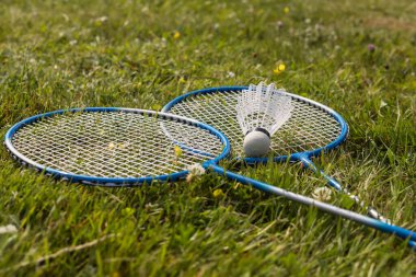 Shuttlecock ve badminton raketleri yeşil çimlerde. Yüksek kalite fotoğraf