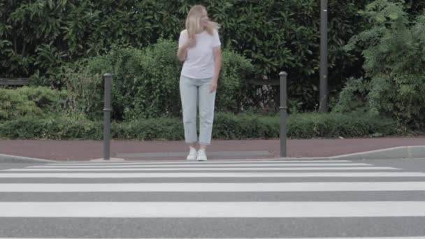 Girl Blond Hair European Appearance Crosses Road Pedestrian Crossing She — Vídeo de Stock