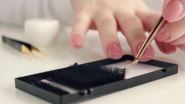 Womans Hand Holds Tweezers Eyelash Extensions Takes One Line Artificial — 图库视频影像