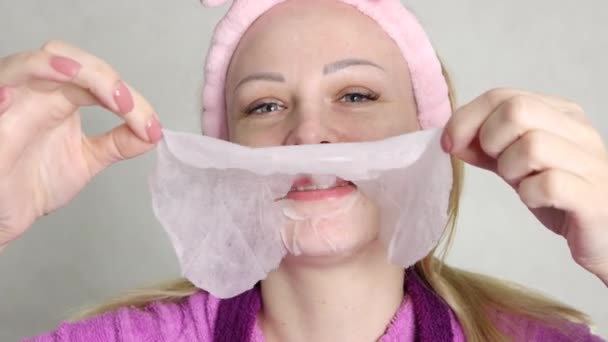 Smiling Girl Pink Bandage Her Head Makes Cloth Face Mask — Vídeo de Stock