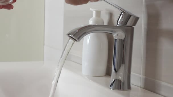 Female Hands Open Faucet Draw Water Transparent Glass Close Bathroom — Vídeo de Stock