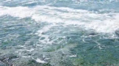 Güzel deniz manzarası, denize yakın küçük dalgalar. Yüksek kalite 4k görüntü