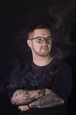 Karanlıktaki dövmeli adam.