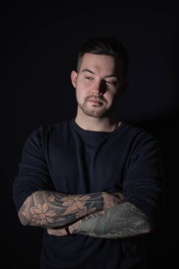 Karanlıktaki dövmeli adam.