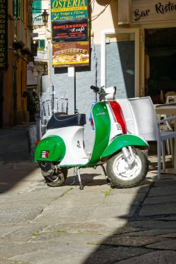 Turkuaz körfez, kumlu sahil, yeşil dağlar ve bitkiler, mavi gökyüzü, beyaz bulutlar arka plan, Capo Vaticano kaya platformu, Calabria, güney İtalya.