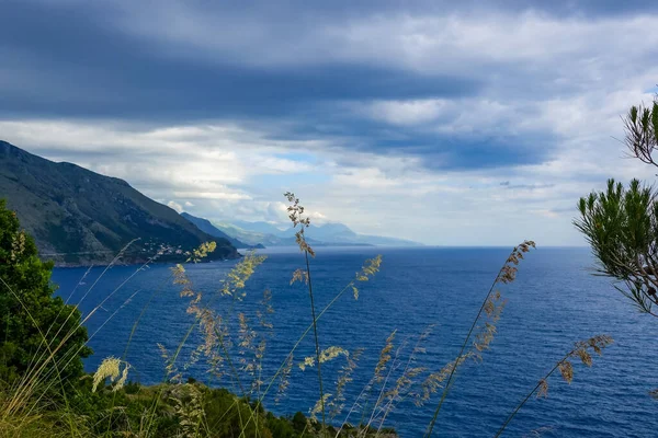 ターコイズブルーの湾 緑の山々と植物 青い空 白い雲の背景 Capo Vaticano岩プラットフォーム カラブリア 南イタリアの素晴らしい熱帯パノラマビュー — ストック写真