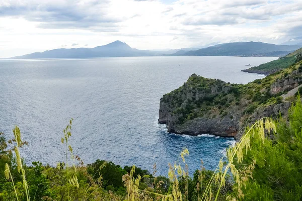 Prachtig Tropisch Panoramisch Uitzicht Turquoise Baai Zandstrand Groene Bergen Planten — Stockfoto