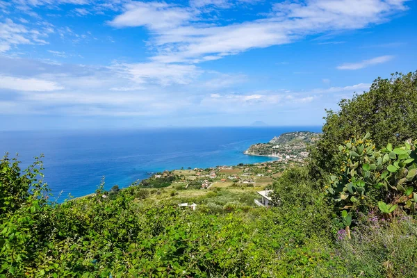Prachtig Tropisch Panoramisch Uitzicht Turquoise Baai Zandstrand Groene Bergen Planten — Stockfoto
