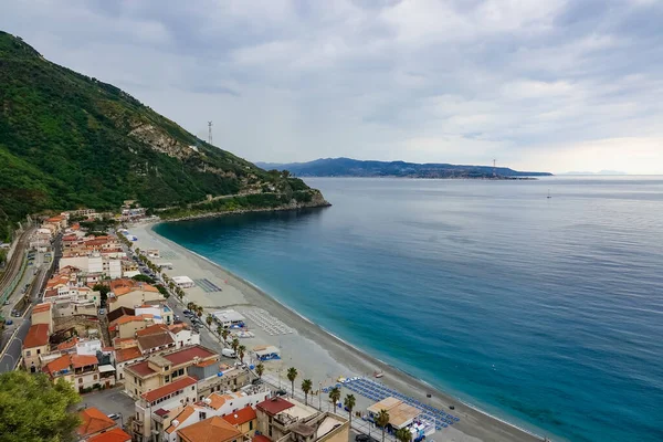 Prachtig Tropisch Panoramisch Uitzicht Turquoise Baai Zandstrand Groene Bergen Planten — Stockfoto