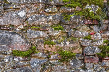 Eski taş duvar, yapı. Eski kırık taşlar, yakın plan çimento eklemleri. Yaşlandıkça ufalanır. İnşaat, onarım. Yıkım konsepti, düşüş. Yüksek kalite fotoğraf