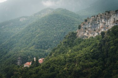 Langhe Weinberge Landschaft und Castiglione Falletto Dorfpanorama, Unesco Standort, Piemont, Norditalien Europa.