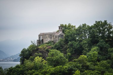 Pino 'nun Iago Maggiore' daki pitoresk limanı.